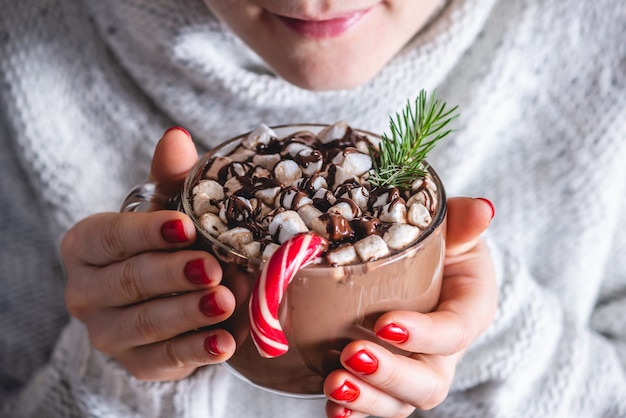 Close up donna che beve cioccolata calda con marshmallow