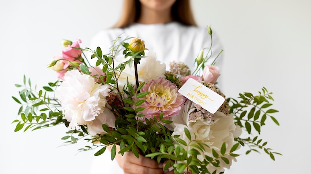 Close up donna con bouquet di fiori