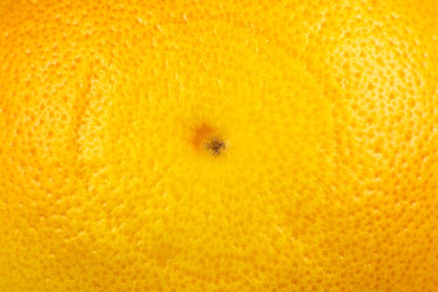 Close up foto della buccia di pompelmo texture. Sfondo di frutta esotica matura, vista macro. Concetto di problema della pelle umana, acne e cellulite.