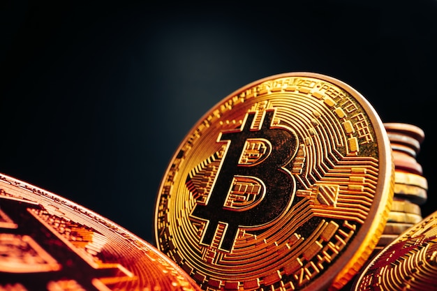 Close up foto di bitcoin crypto valuta nel buio