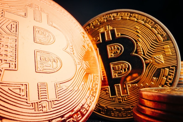 Close up foto di bitcoin crypto valuta nel buio