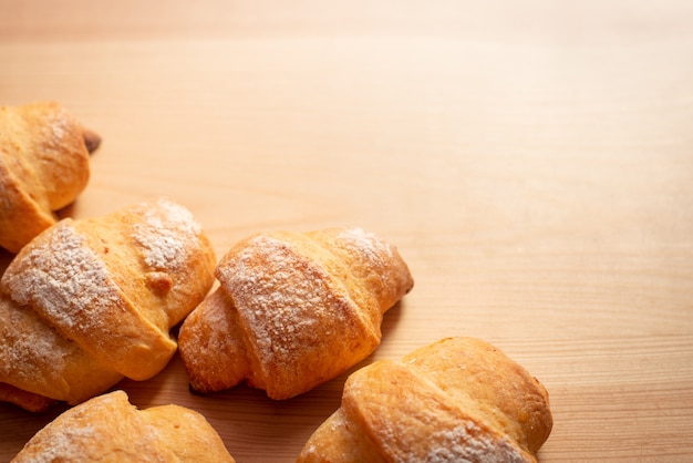 Close up foto di freschi gustosi croissant sul tavolo di legno