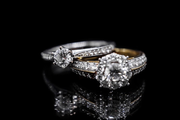 Close up gioielli anello di diamanti su sfondo nero con riflesso