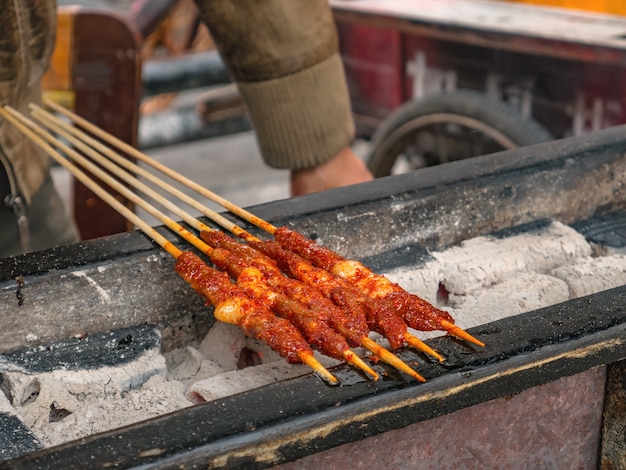 Close up Grill Lamb street food nella città antica di Fenghuang. Città antica di Phoenix o contea di Fenghuang è una contea della provincia di Hunan, Cina