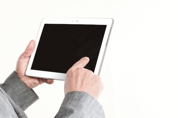 close up.imprenditore puntare il dito contro lo schermo vuoto tablet.isolated su sfondo bianco.
