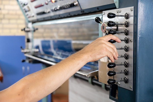 Close up ingegnere mano dito premere il pulsante che controlla macchina cnc, operai che operano macchinari di fabbrica in magazzino