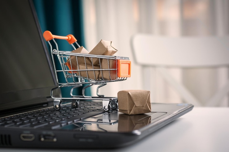 Photo close-up keranjang belanja kecil di laptop