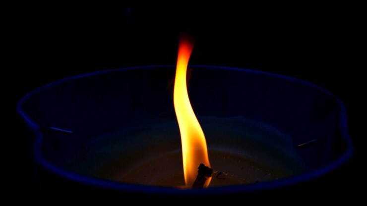 Photo close-up lilin yang menyala