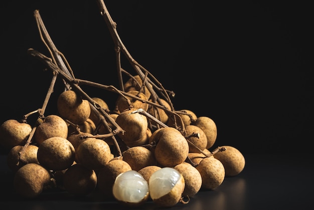 Close-up longan (Dimocarpus longan) isolato su sfondo nero utilizzato per sfondo di frutta.Macro