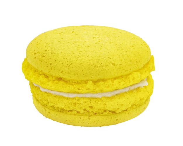 Close up macaron giallo cookie isolato su sfondo bianco.