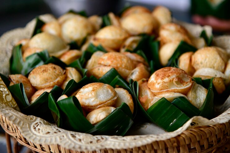 Photo close-up makanan di keranjang di atas meja