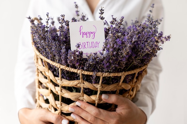 Close up mani che tengono cesto con lavanda