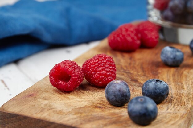 Close up mix di frutti di bosco crudi fragola mirtillo lampone cibo sano vegano e vegetariano buono per frullati e ricette