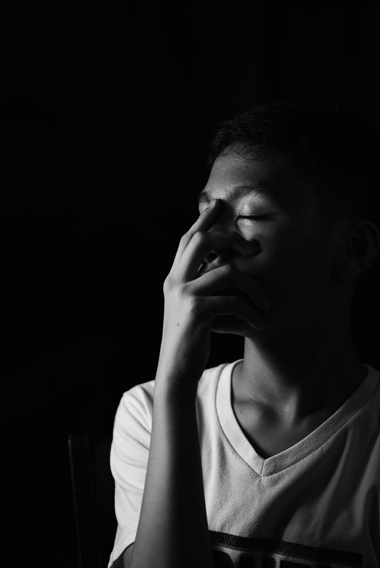 Photo close-up of boy against black background