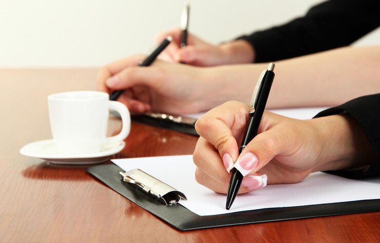 Photo close up of businesswoman hands with cup of coffee during teamwork