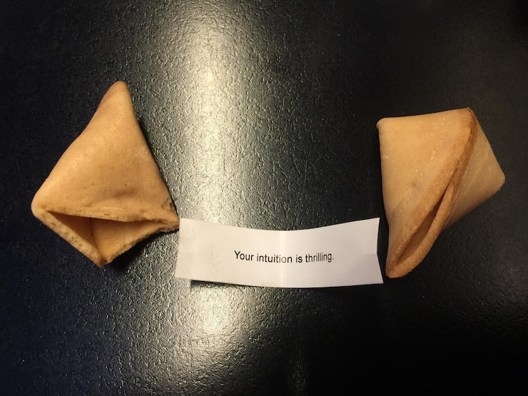 Photo close-up of fortune cookies with message label