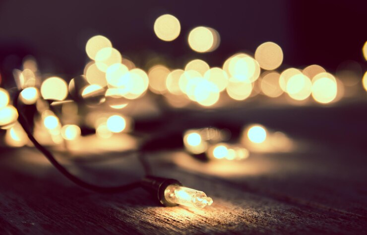 Photo close-up of illuminated string lights on table