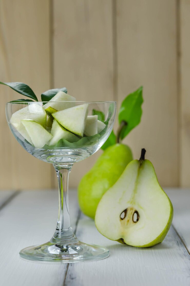 Photo close-up of lemon in glass on table