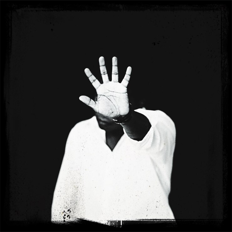 Photo close-up of man gesturing against wall