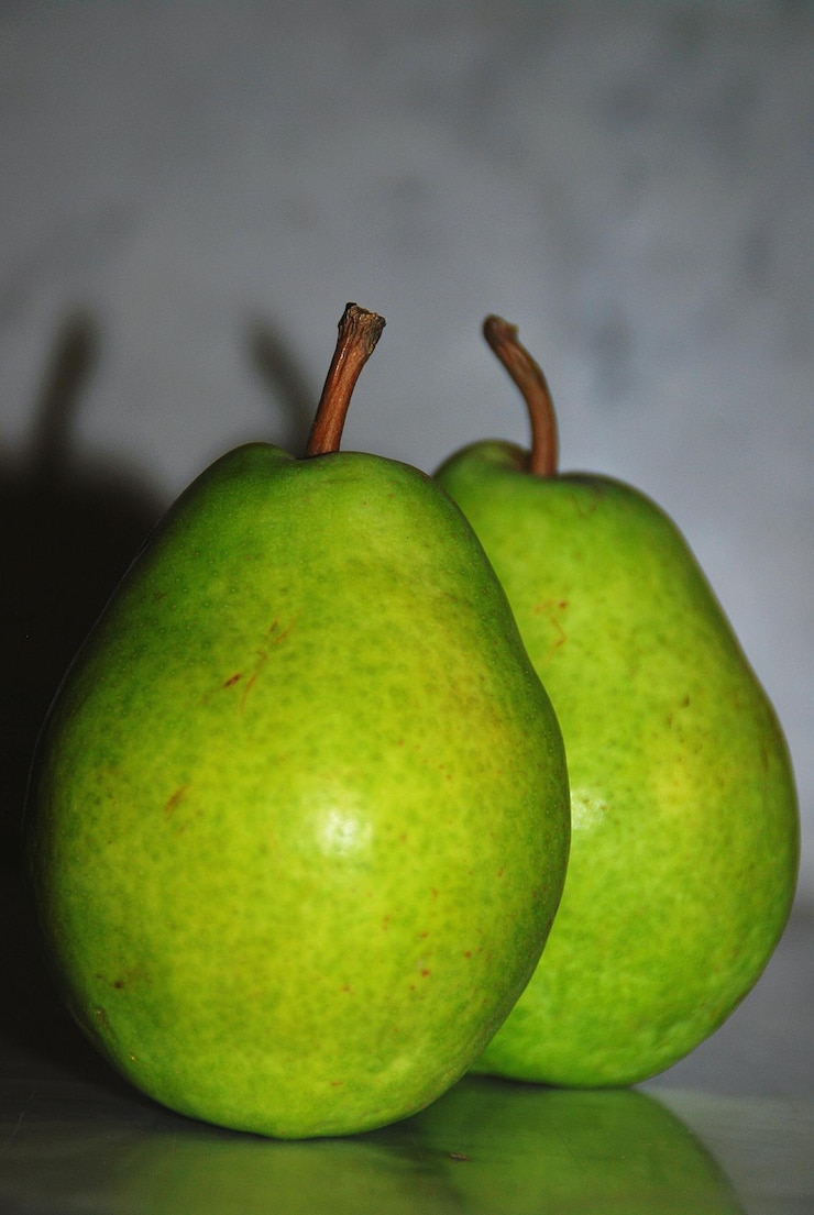 Photo close-up of pears on table