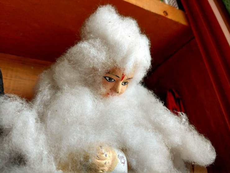 Photo close-up of sheep costume on statue