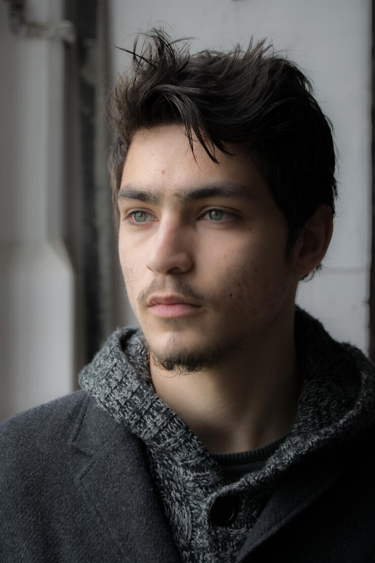 Photo close-up of thoughtful young man looking away