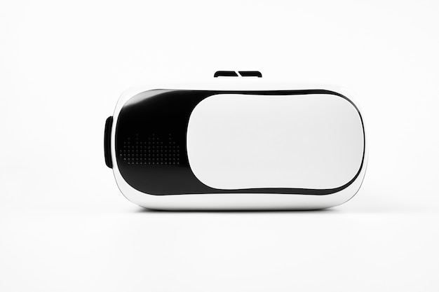 Close Up of VR è un casco simulatore di realtà virtuale su sfondo bianco.