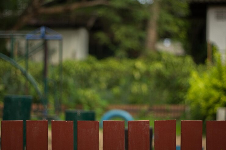 Photo close-up of wooden fence against plants at park