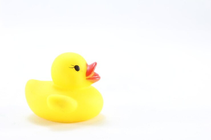 Photo close-up of yellow rubber duck over white background