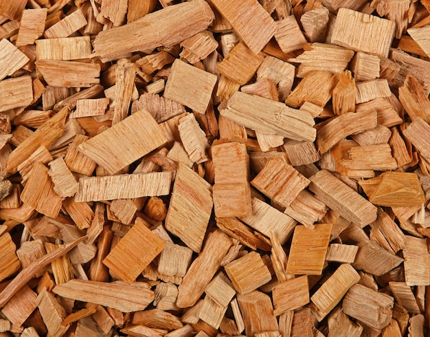 Close up pattern di sfondo di trucioli di ontano di legno duro per il fumo e la cottura di alimenti, vista dall'alto in alto, direttamente sopra