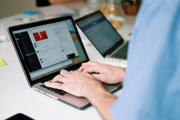 Close-up pria menggunakan laptop di kantor