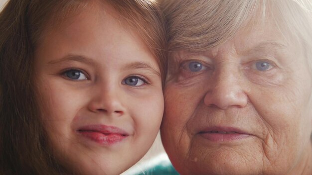 Close up ritratto di nonna e nipote guardando nella fotocamera