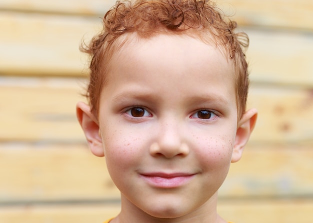 Close up ritratto di rossa ragazzo con le lentiggini