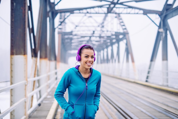 Close up ritratto di una donna atleta che lavora sul ponte