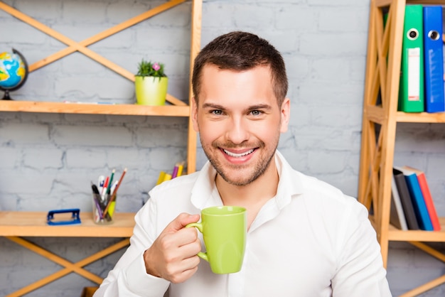 Close up ritratto di uomo di successo con una tazza di caffè