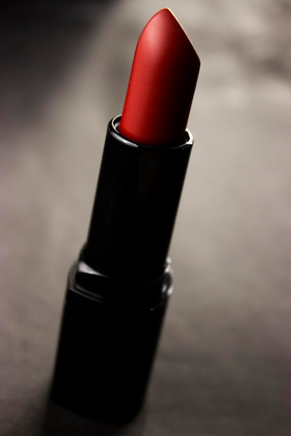 Close up Rossetto rosso immagine sfondo sfocato