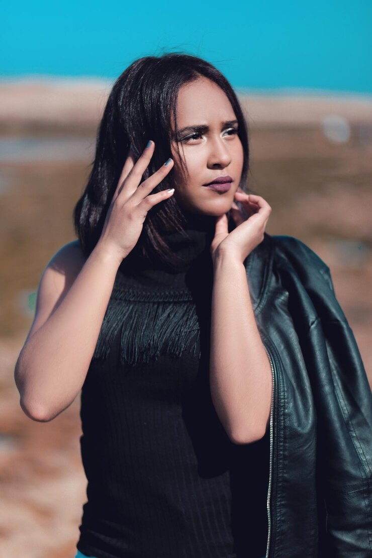 Photo close-up seorang wanita muda yang cantik