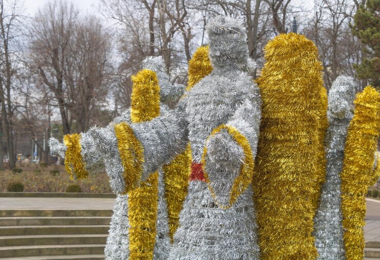 Photo close up shot of angels in the form of christmas tinsel