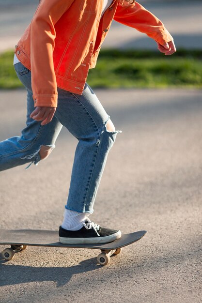 Close up skater training all'aperto