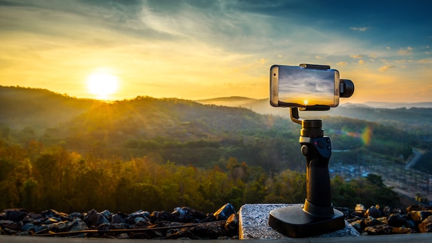 Close-up Smartphone prendere una foto di Mountian Landscape e video su supporto Mobile Stabilizer i