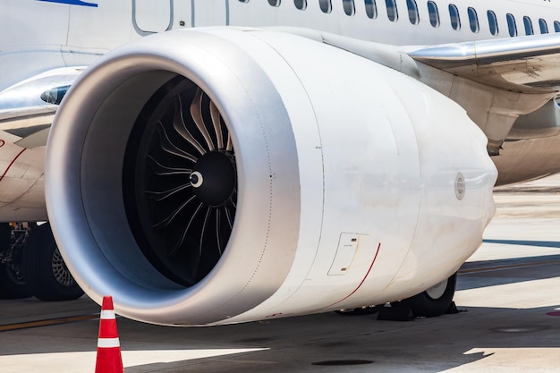 Close-up sull'ala di un aereo passeggeri con una turbina all'aeroporto in Thailandia viaggi e trasporto merci