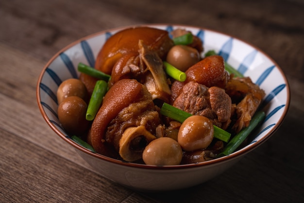 Close up taiwanese cibo tradizionale stinco di maiale in una ciotola sul tavolo rustico sfondo.