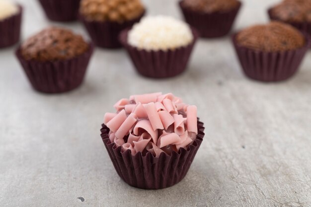 Close up tipici brigadeiros brasiliani sul tavolo