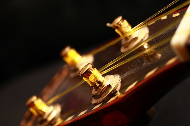 Close up ukulele con corde d'oro