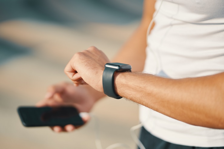 Foto close up uomo guardando smart watch