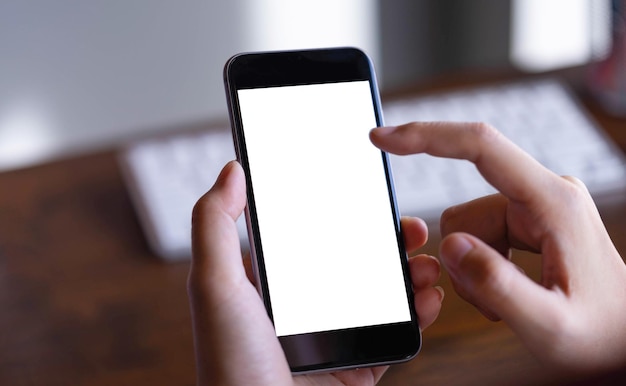 Close-up wanita menggunakan telepon seluler