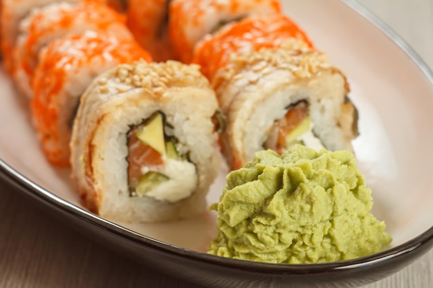 Close up wasabi e involtini di sushi Uramaki con Conger Uramaki California