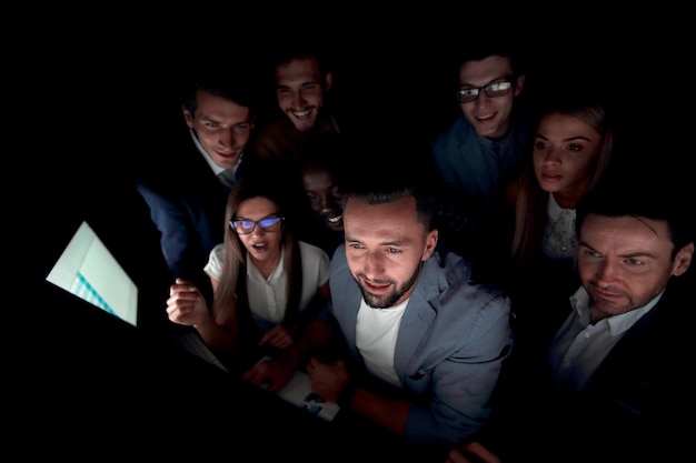 Close upa ha coinvolto un gruppo di giovani che guardano lo schermo di un computer