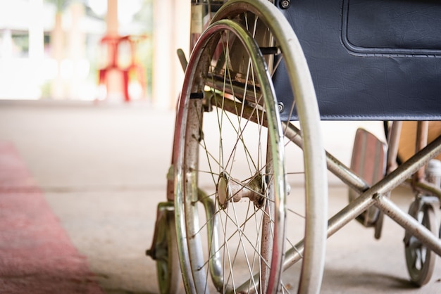 closeuo sedie a rotelle vuote in ospedale parcheggiate in attesa di servizi fisici per i pazienti