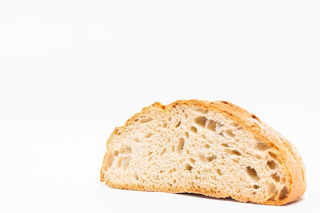 Closeup colpo di pane a fette isolato su uno sfondo bianco